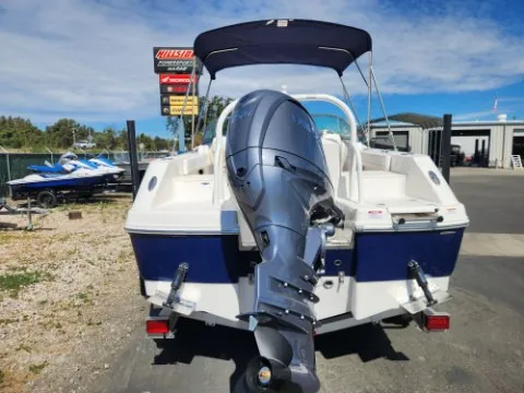 Slide: The Image of Robalo R207 2027 - 4