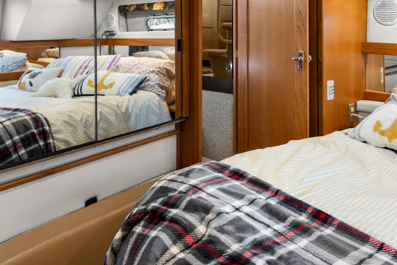 Slide: The Image of Bayliner 4087 Aft Cabin Motoryacht 2000 - 23