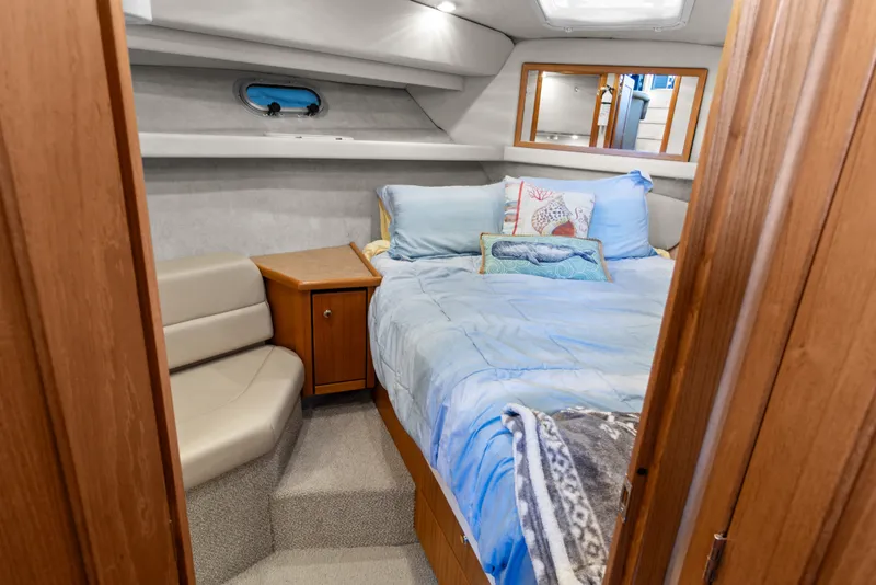 Slide: The Image of Bayliner 4087 Aft Cabin Motoryacht 2000 - 27