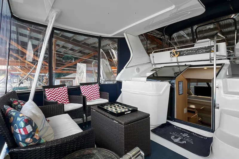 Slide: The Image of Bayliner 4087 Aft Cabin Motoryacht 2000 - 35