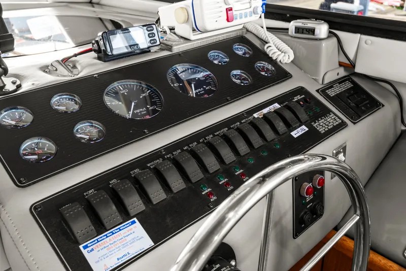 Slide: The Image of Bayliner 4087 Aft Cabin Motoryacht 2000 - 12