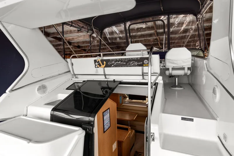 Slide: The Image of Bayliner 4087 Aft Cabin Motoryacht 2000 - 37