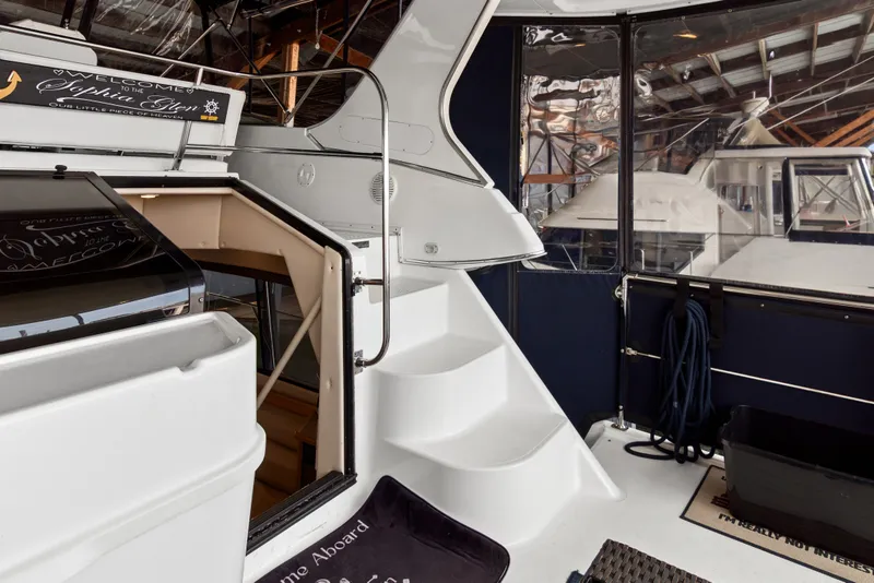 Slide: The Image of Bayliner 4087 Aft Cabin Motoryacht 2000 - 38