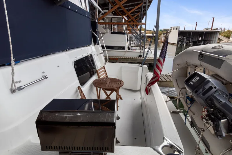 Slide: The Image of Bayliner 4087 Aft Cabin Motoryacht 2000 - 46