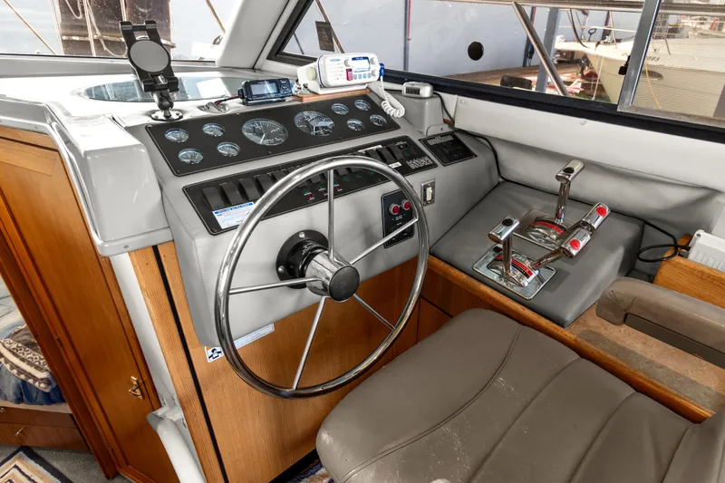 Slide: The Image of Bayliner 4087 Aft Cabin Motoryacht 2000 - 11