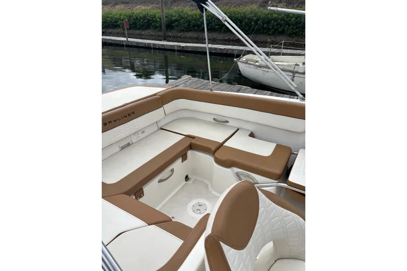 Slide: The Image of Bayliner VR6 Bowrider I/O 2021 - 7