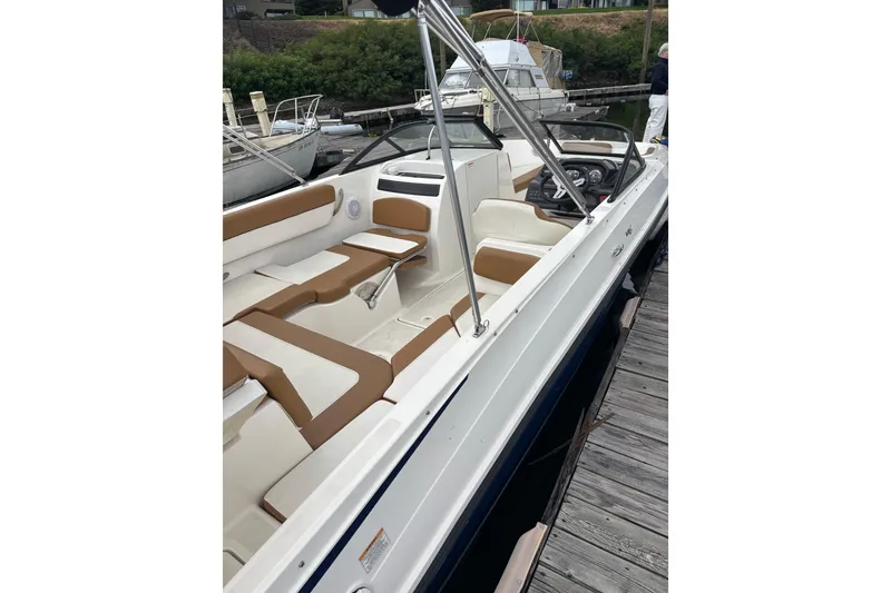 Slide: The Image of Bayliner VR6 Bowrider I/O 2021 - 13