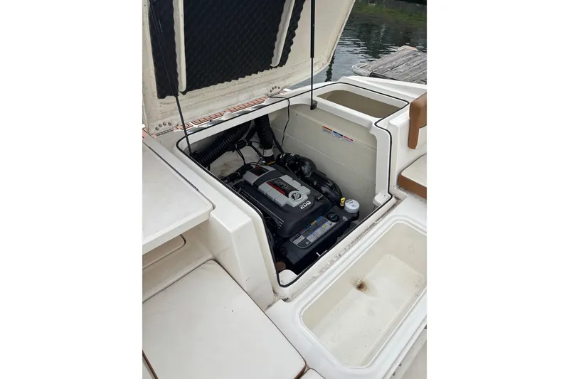 Slide: The Image of Bayliner VR6 Bowrider I/O 2021 - 12