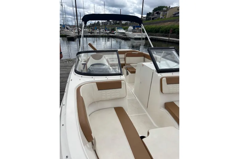 Slide: The Image of Bayliner VR6 Bowrider I/O 2021 - 11