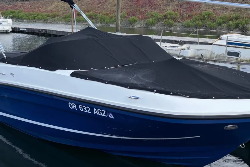 Slide: The Image of Bayliner VR6 Bowrider I/O 2021 - 14