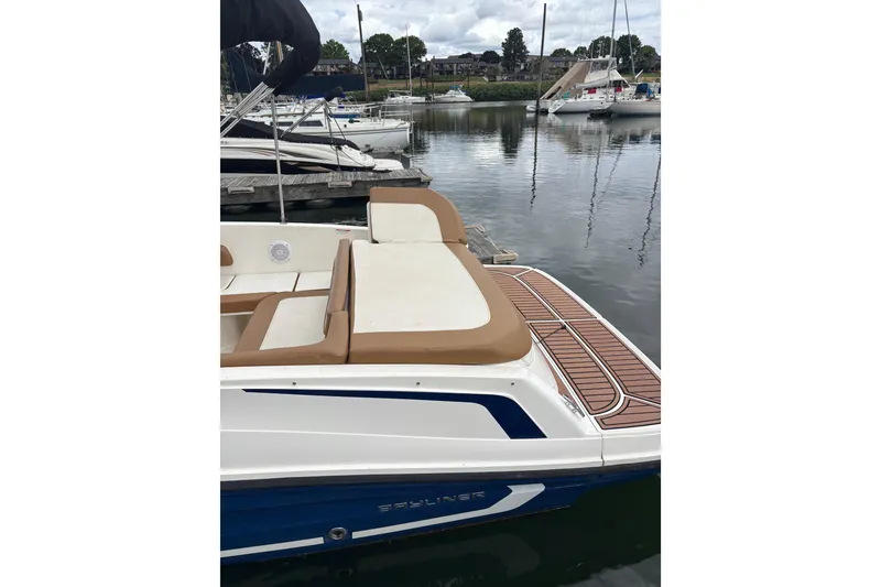Slide: The Image of Bayliner VR6 Bowrider I/O 2021 - 4