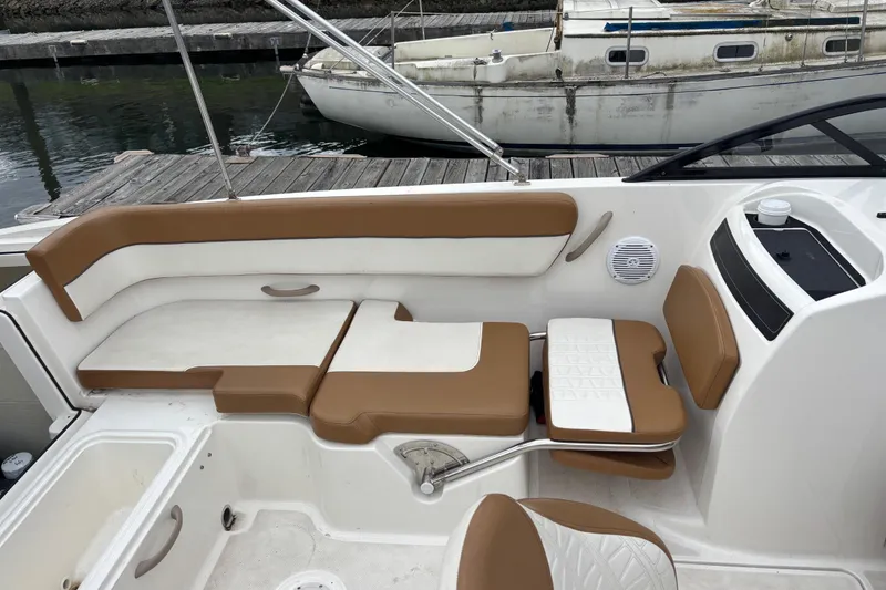 Slide: The Image of Bayliner VR6 Bowrider I/O 2021 - 10