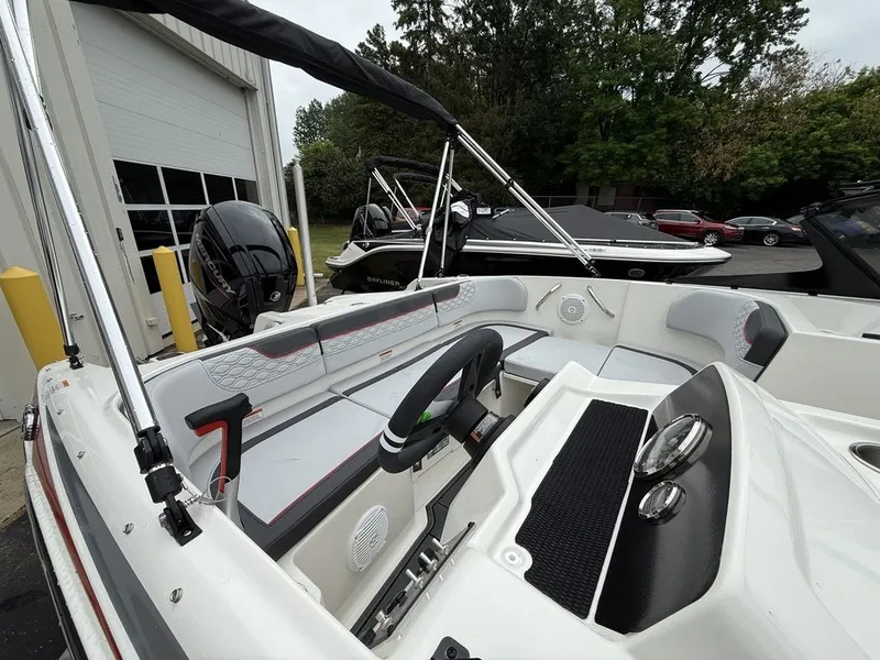 Slide: The Image of Bayliner ELEMENT E17 2025 - 11