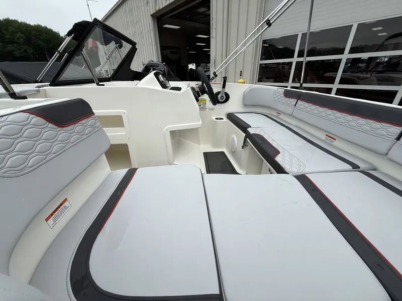 Slide: The Image of Bayliner ELEMENT E17 2025 - 15