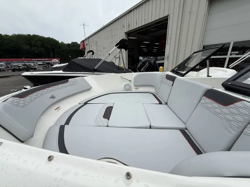 Slide: The Image of Bayliner ELEMENT E17 2025 - 16