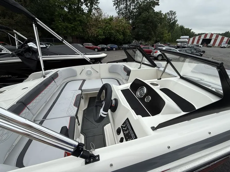 Slide: The Image of Bayliner ELEMENT E17 2025 - 8