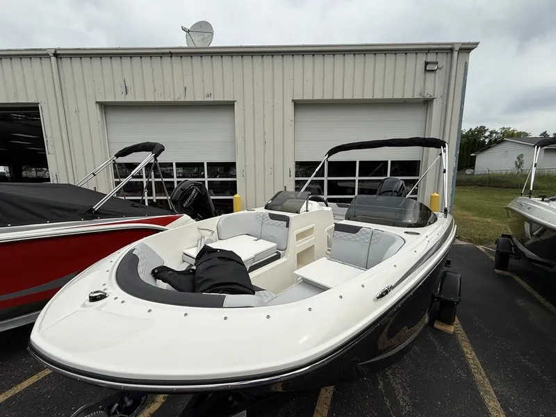 Slide: The Image of Bayliner ELEMENT E17 2025 - 10