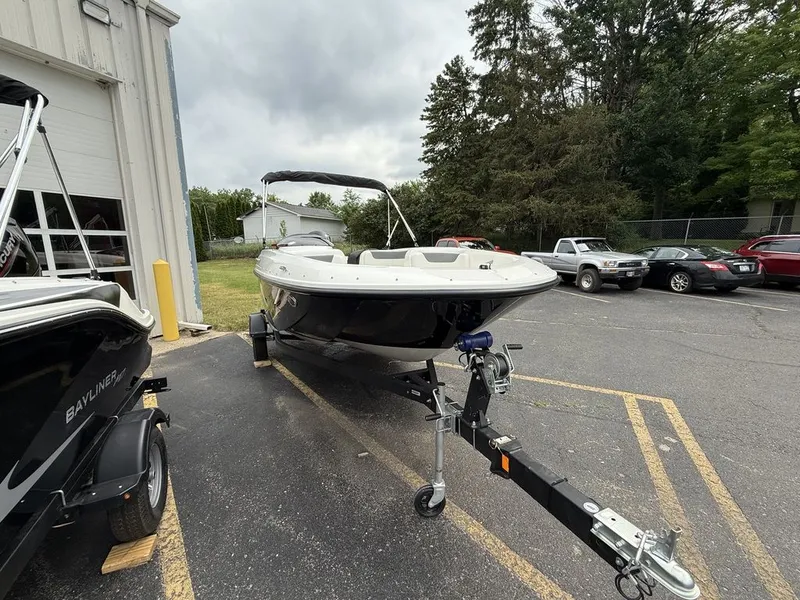 Slide: The Image of Bayliner ELEMENT E17 2025 - 11