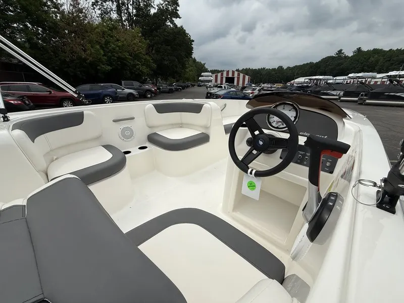 Slide: The Image of Bayliner ELEMENT E17 2025 - 17