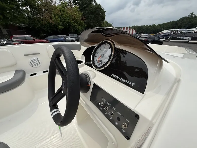 Slide: The Image of Bayliner ELEMENT E17 2025 - 18