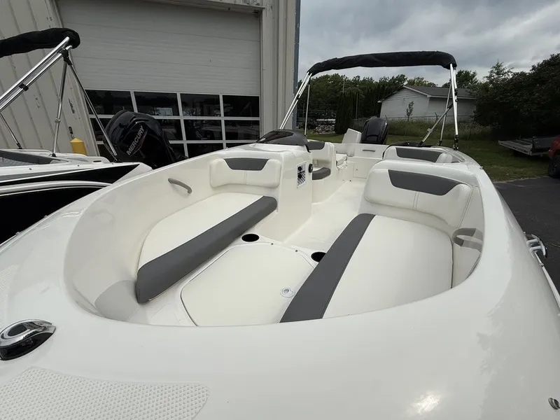 Slide: The Image of Bayliner ELEMENT E17 2025 - 19