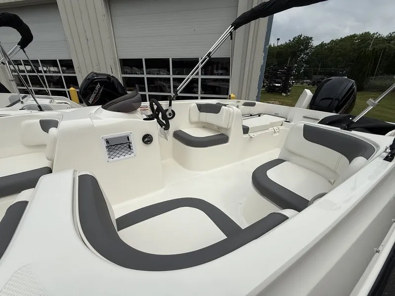 Slide: The Image of Bayliner ELEMENT E17 2025 - 20