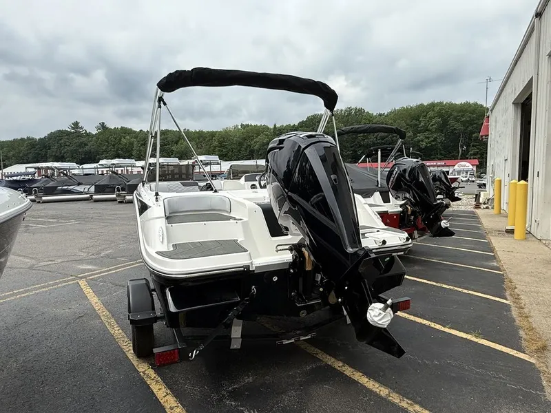 Slide: The Image of Bayliner ELEMENT E17 2025 - 3