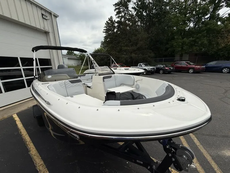 Slide: The Image of Bayliner ELEMENT E17 2025 - 6