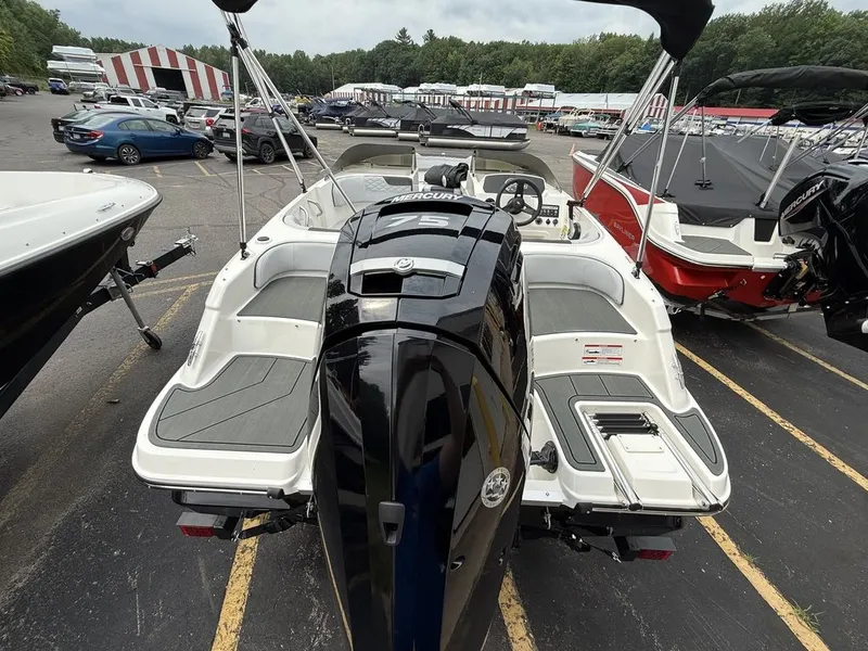 Slide: The Image of Bayliner ELEMENT E17 2025 - 8