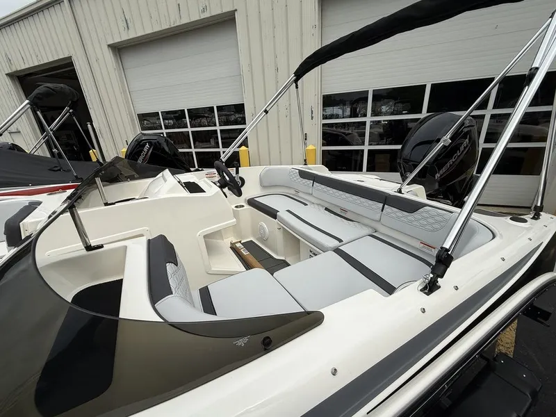 Slide: The Image of Bayliner ELEMENT E17 2025 - 9