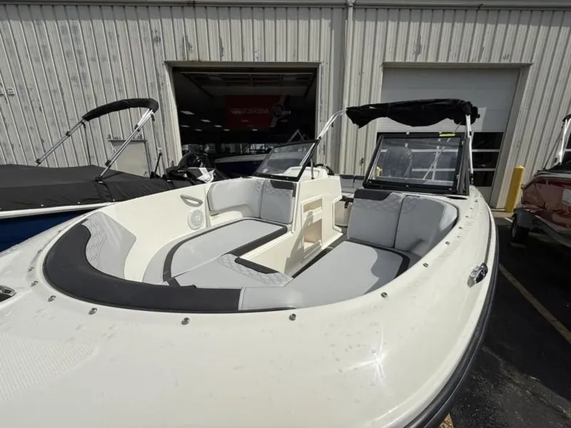 Slide: The Image of Bayliner ELEMENT E17 2025 - 10