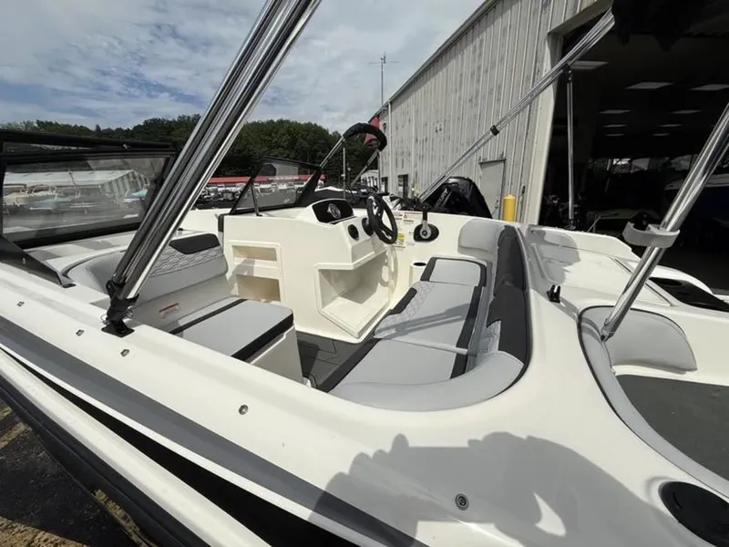 Slide: The Image of Bayliner ELEMENT E17 2025 - 4