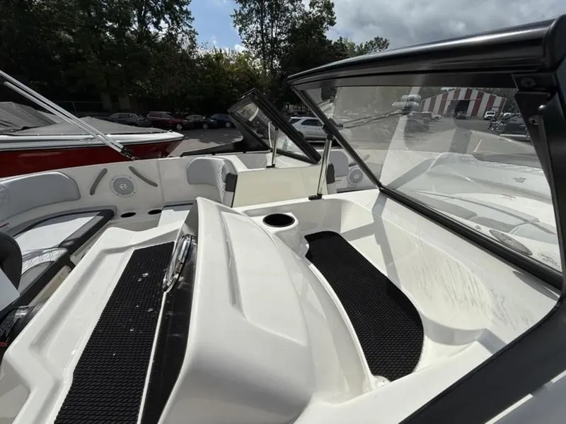 Slide: The Image of Bayliner ELEMENT E17 2025 - 8