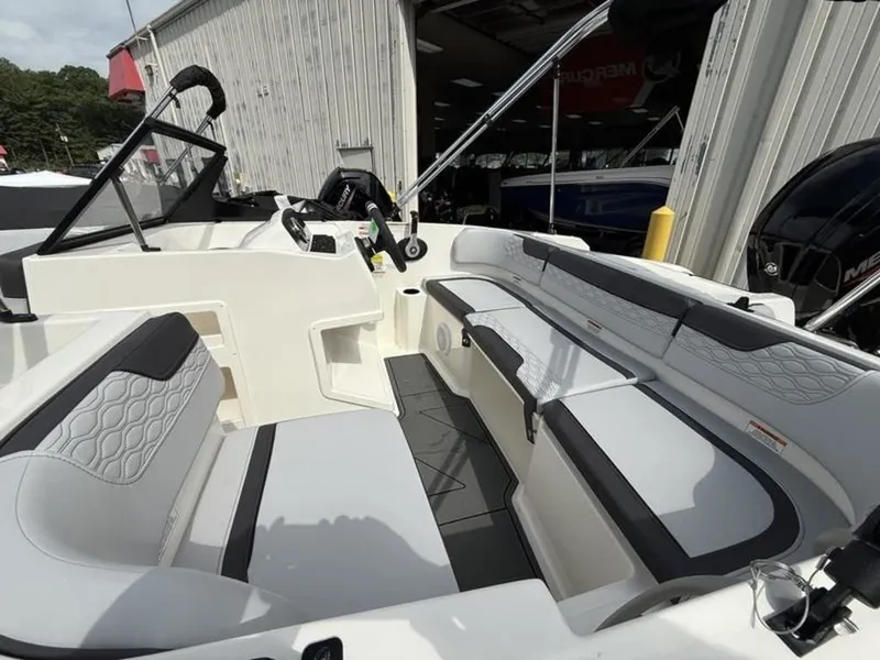 Slide: The Image of Bayliner ELEMENT E17 2025 - 9