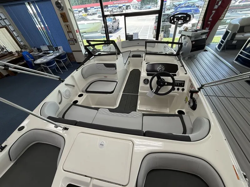 Slide: The Image of Bayliner ELEMENT E17 2025 - 6