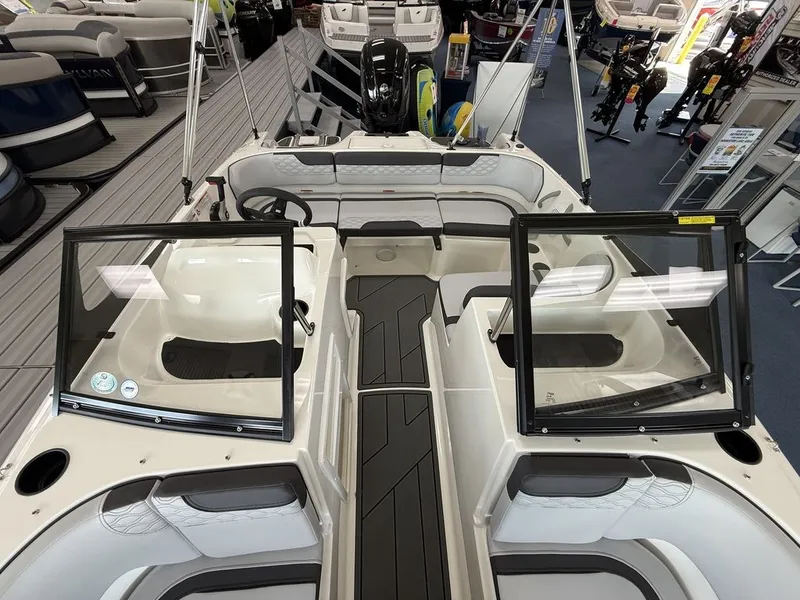 Slide: The Image of Bayliner ELEMENT E17 2025 - 8