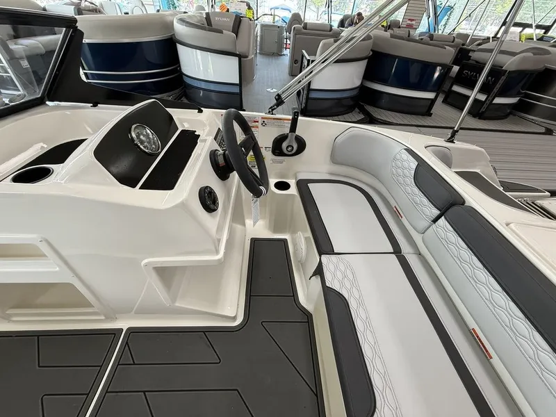 Slide: The Image of Bayliner ELEMENT E17 2025 - 9