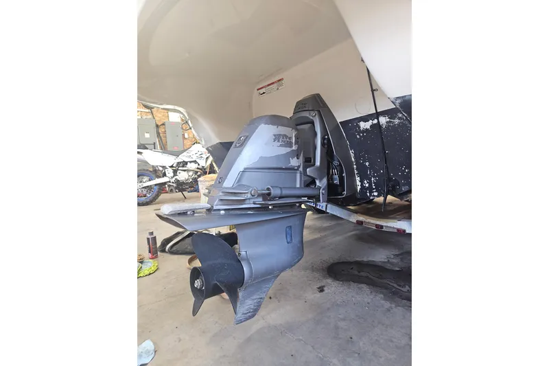 Slide: The Image of Stingray 215 LR 2011 - 10