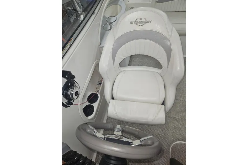 Slide: The Image of Stingray 215 LR 2011 - 9