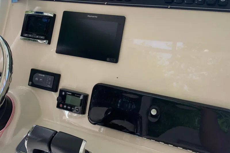 Slide: The Image of Boston Whaler 250 Outrage 2018 - 16