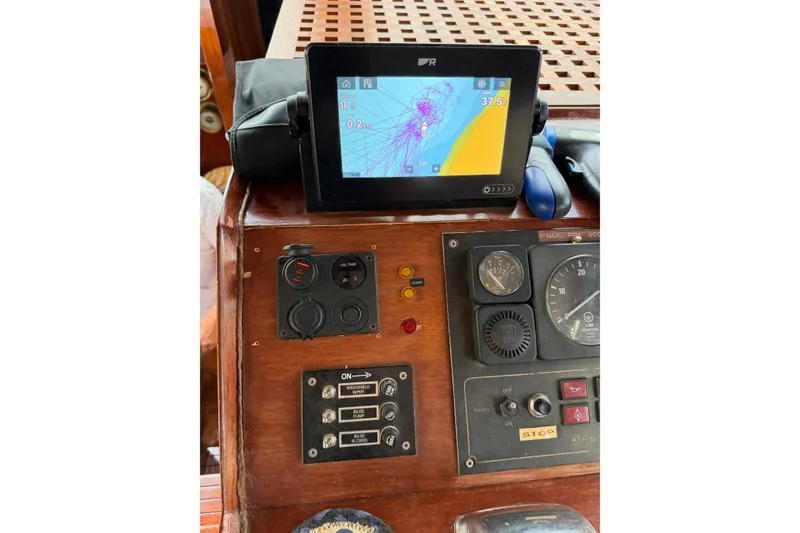 Slide: The Image of Jefferson 42 SE Sundeck Motor Yacht 1987 - 89