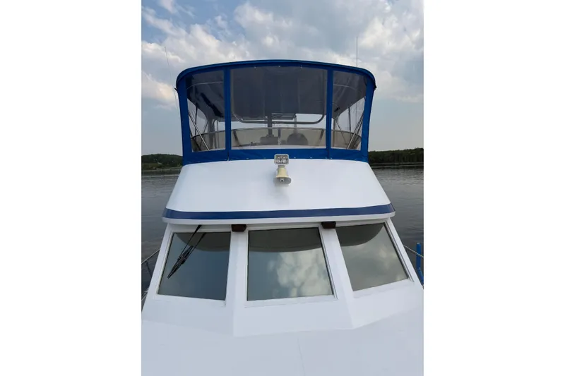 Slide: The Image of Jefferson 42 SE Sundeck Motor Yacht 1987 - 17