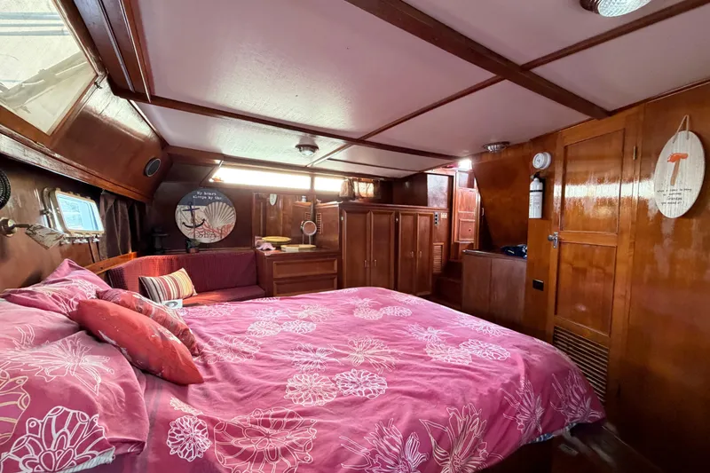 Slide: The Image of Jefferson 42 SE Sundeck Motor Yacht 1987 - 106