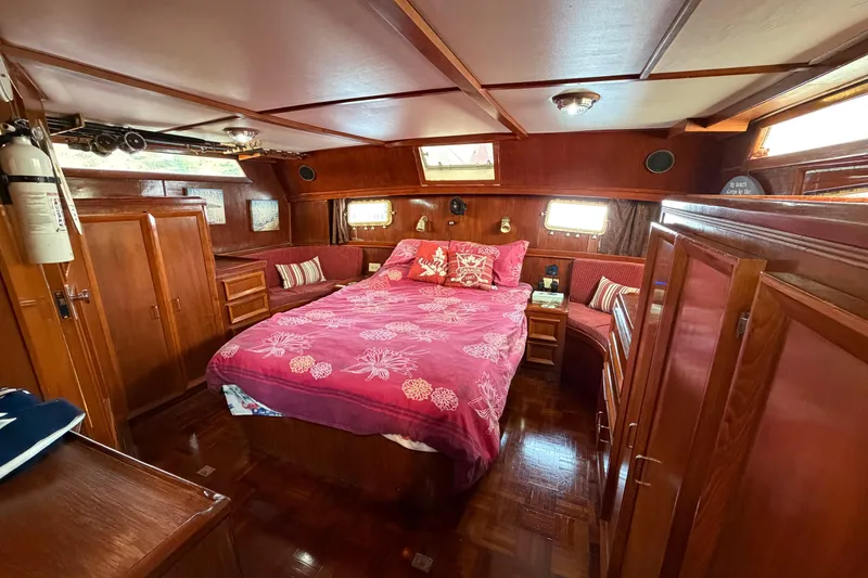 Slide: The Image of Jefferson 42 SE Sundeck Motor Yacht 1987 - 100