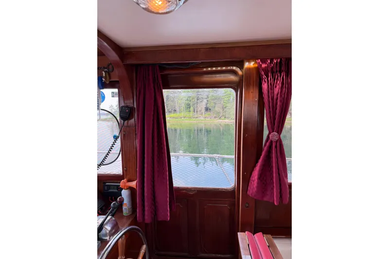 Slide: The Image of Jefferson 42 SE Sundeck Motor Yacht 1987 - 82