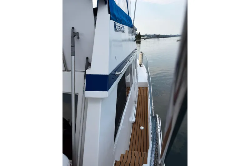 Slide: The Image of Jefferson 42 SE Sundeck Motor Yacht 1987 - 20