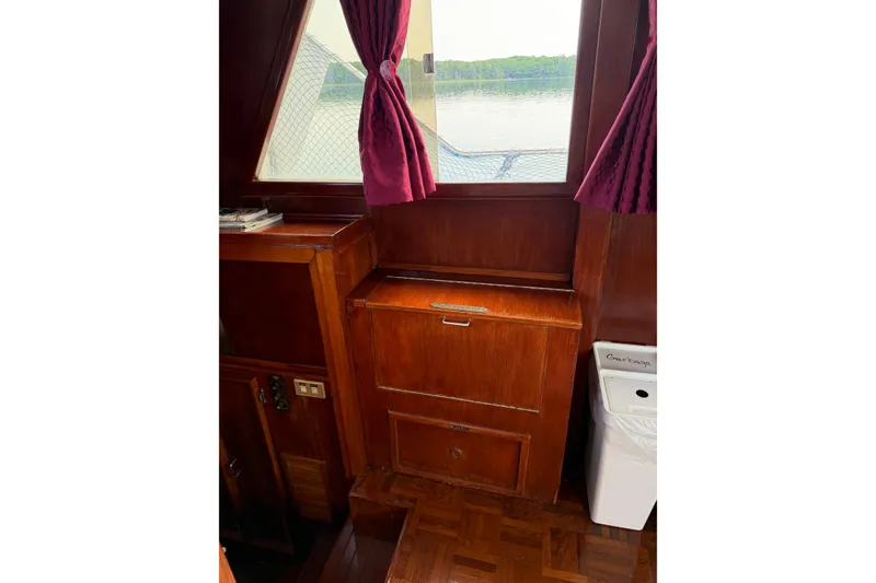 Slide: The Image of Jefferson 42 SE Sundeck Motor Yacht 1987 - 85