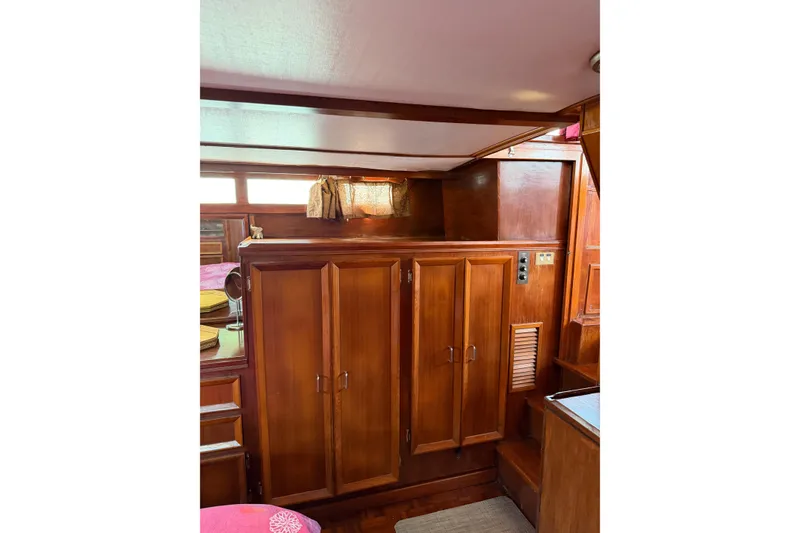 Slide: The Image of Jefferson 42 SE Sundeck Motor Yacht 1987 - 104