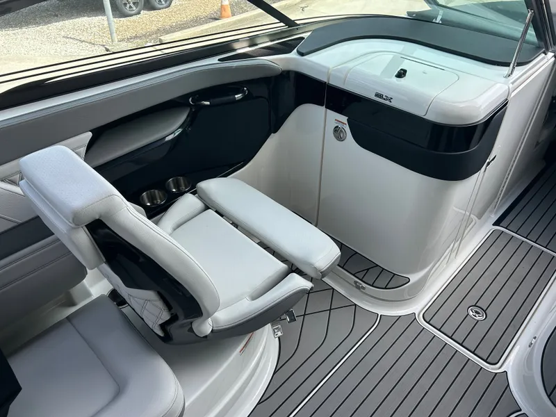 Slide: The Image of Searay 260SLX-Surf 2024 - 11