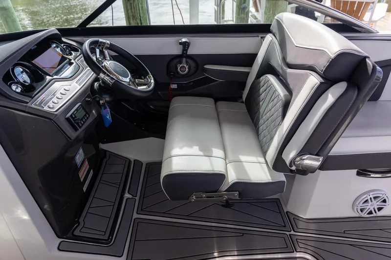 Slide: The Image of Monterey 275SS Super Sport 2022 - 27
